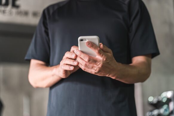 スマートフォンで無料体験を申し込む様子