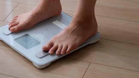 体組成計に乗って測定している足元